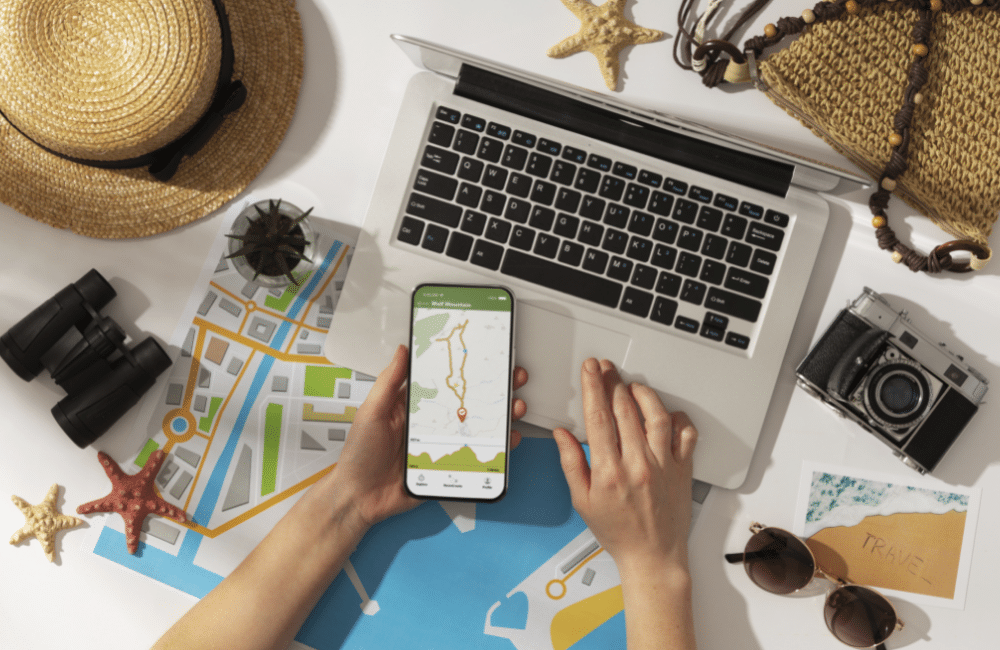 Imagem por freepik | Foto para ilustrar o post sobre marketing de turismo, com ícones que lembram viagens: Google Maps, um mapa, café, chapéu, computador, celular, óculos de sol, bolsa, estrela do mar